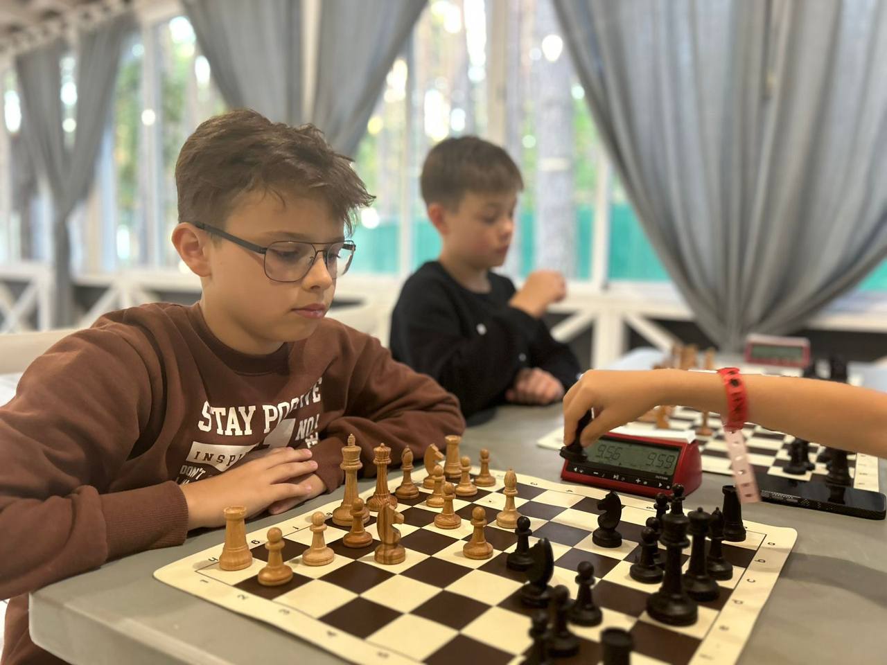 Дети играют в шахматы на природе