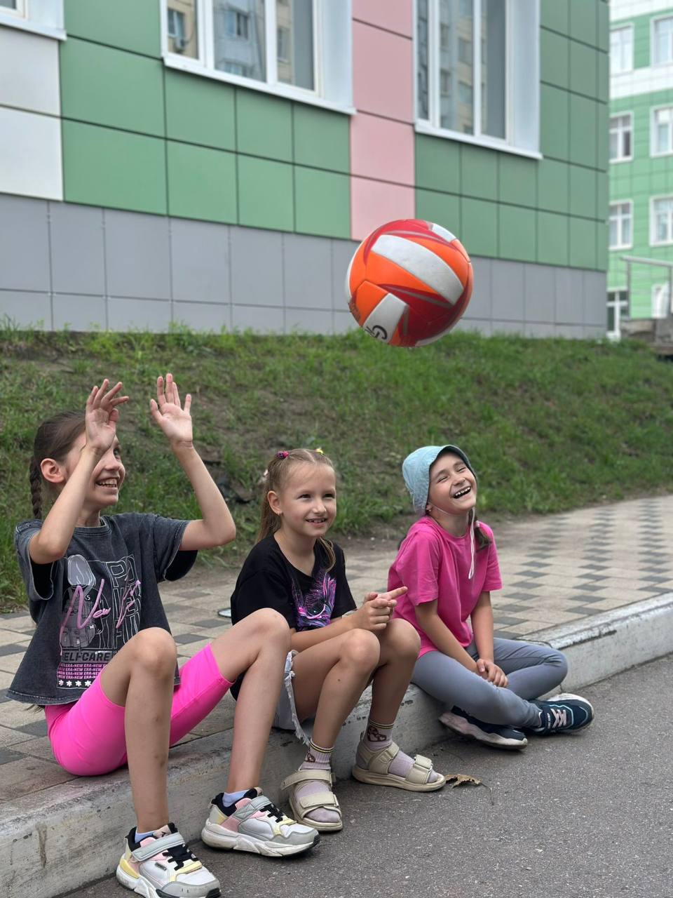 Девочки играют на улице