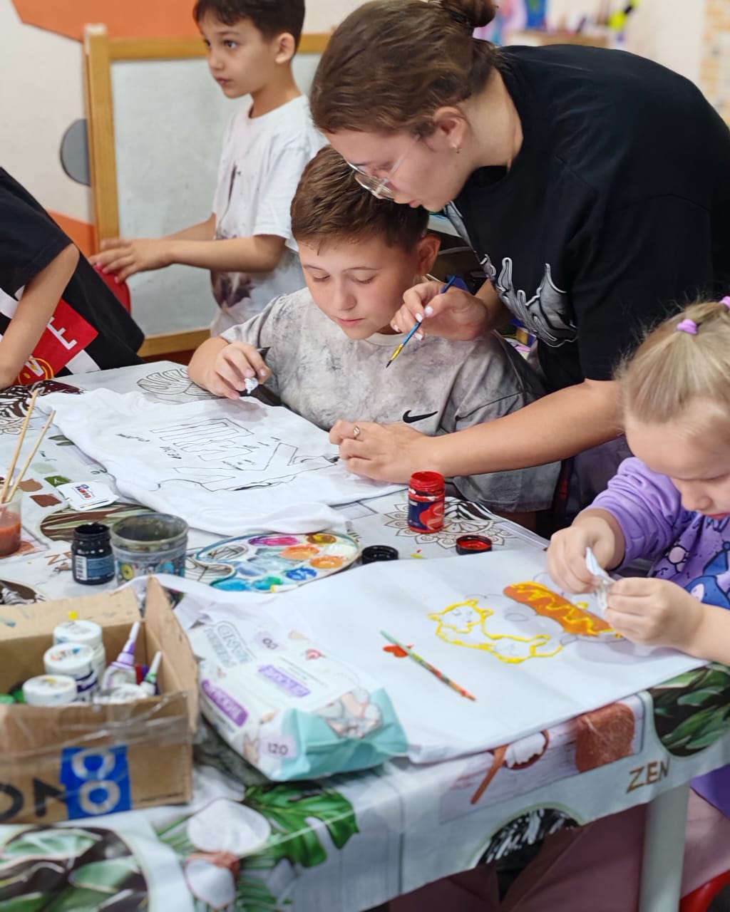 Вожатый помогает рисовать