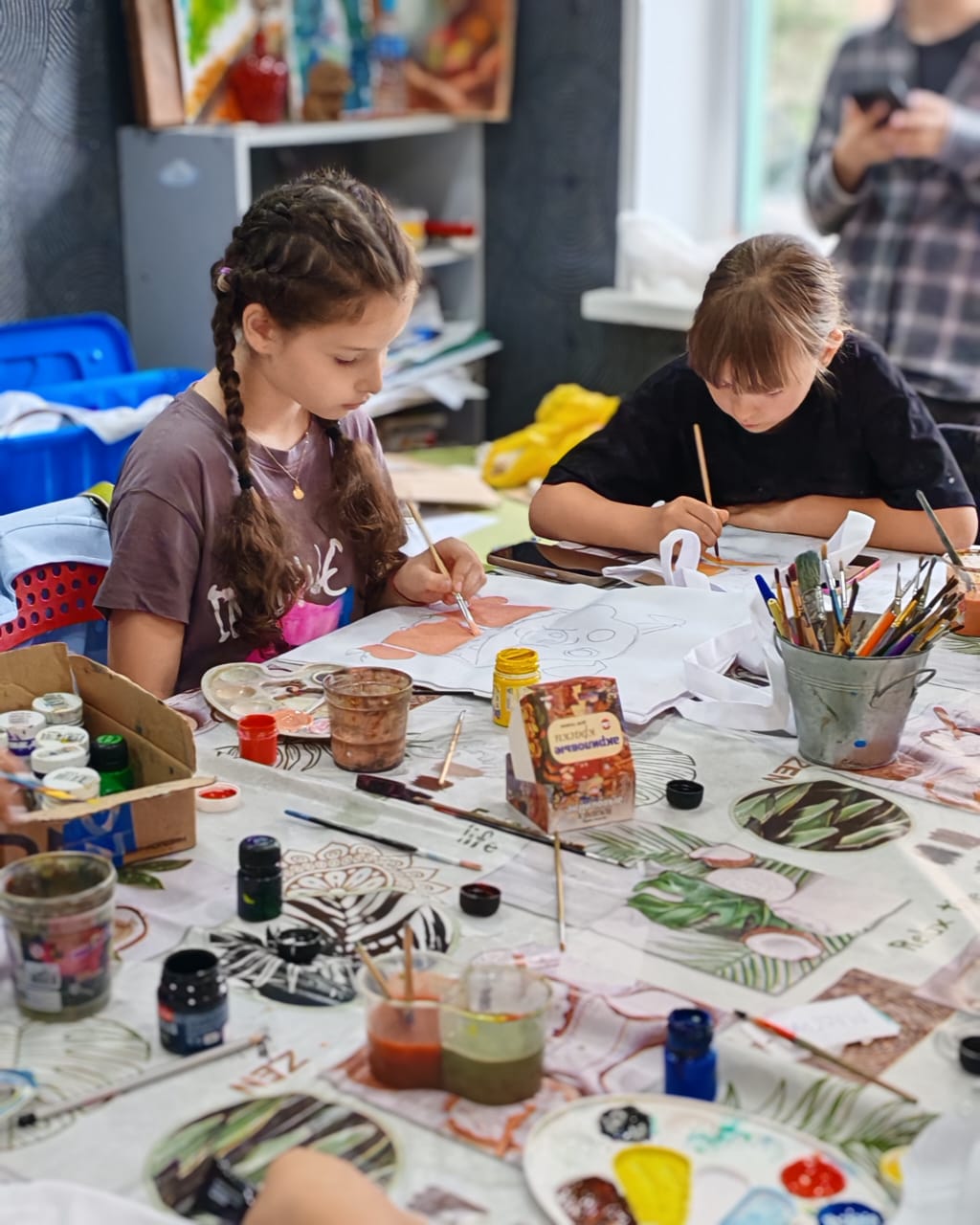 Две девочки рисуют