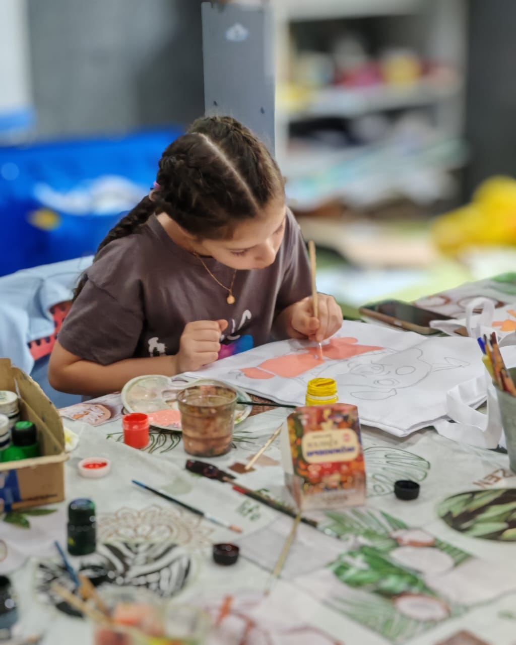 Девочка рисует крупным планом