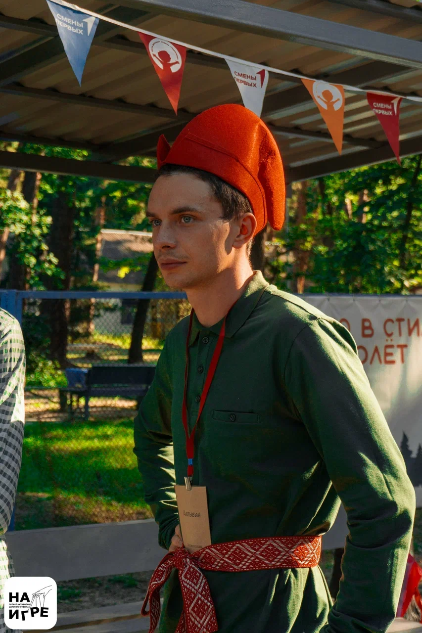 Вожатый в красной шапке и зелёной тунике