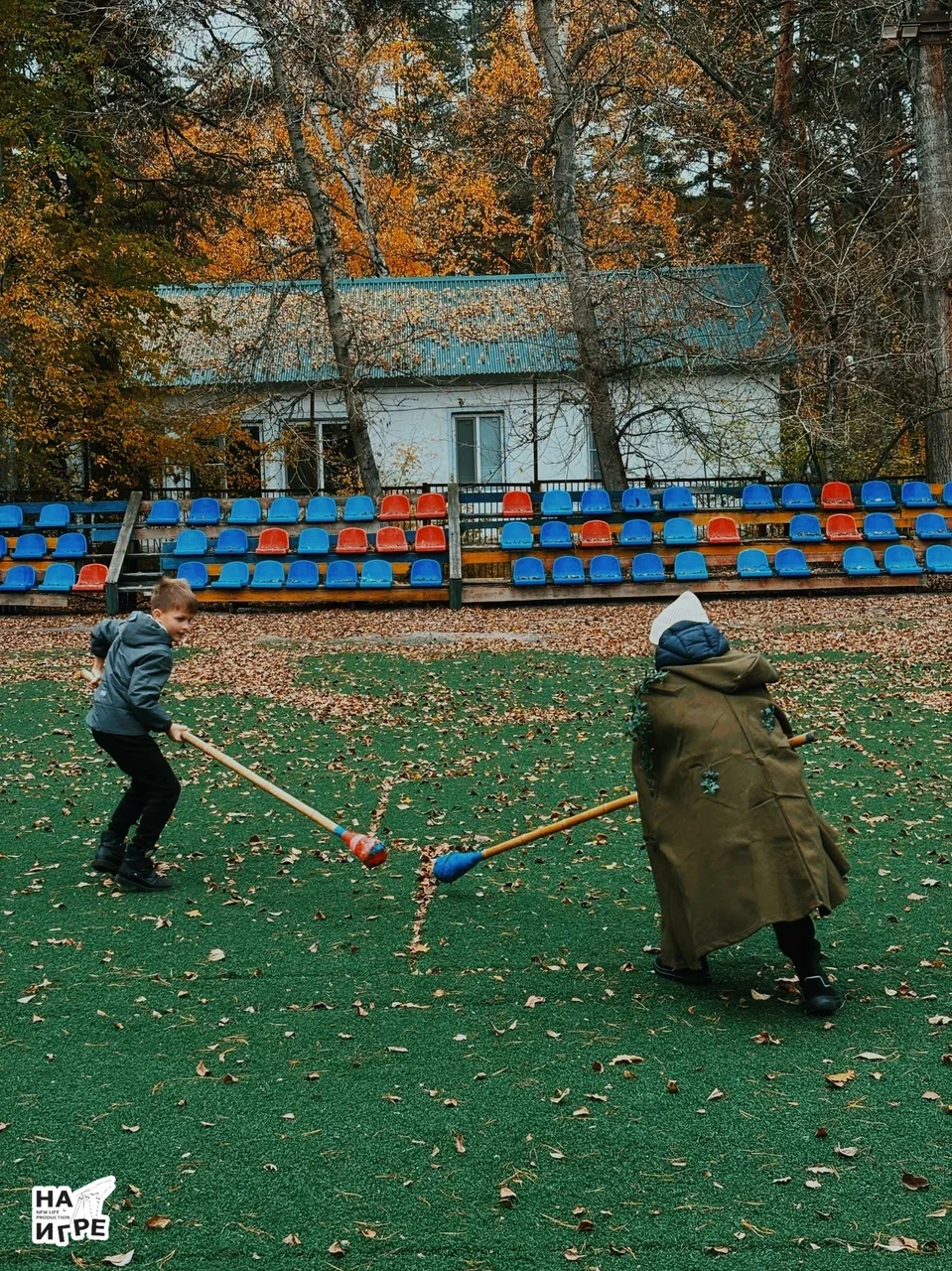Дети в ролевом сражении на мечах