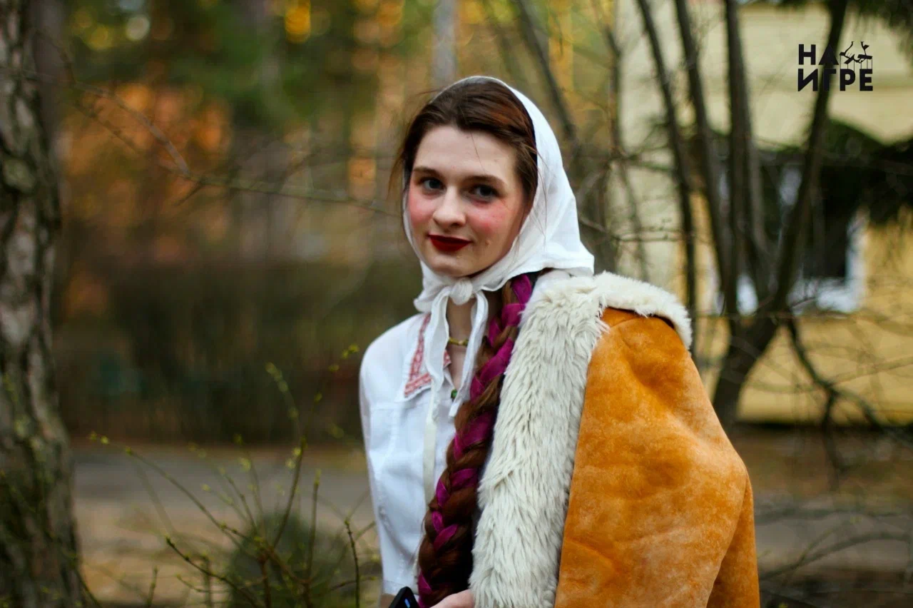 Девочка в традиционном русском костюме