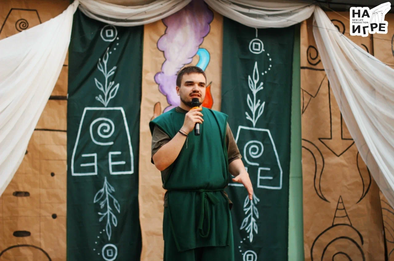 Выступление на сцене с медивальными баннерами