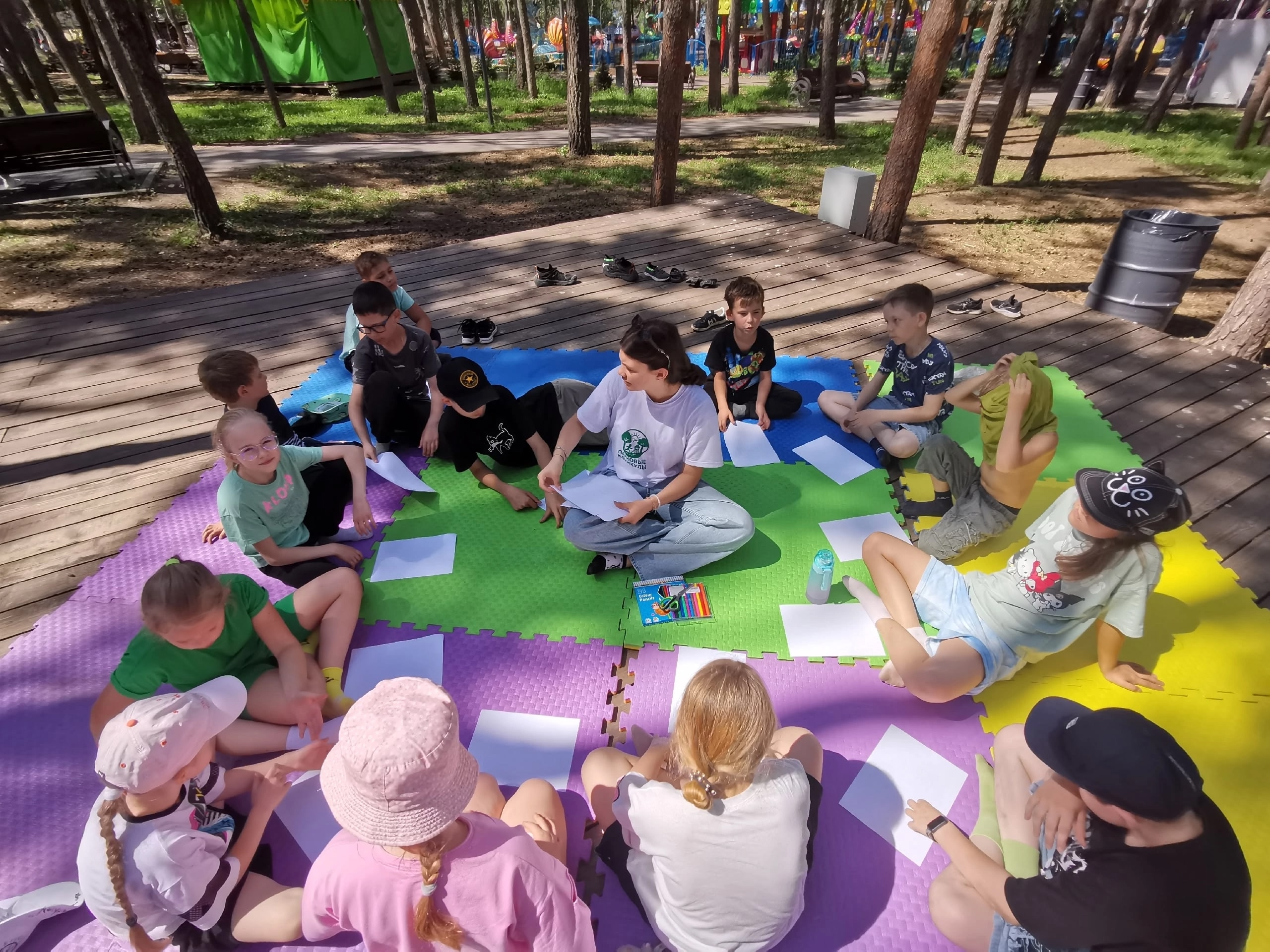 Мальчик на лодке в жилете