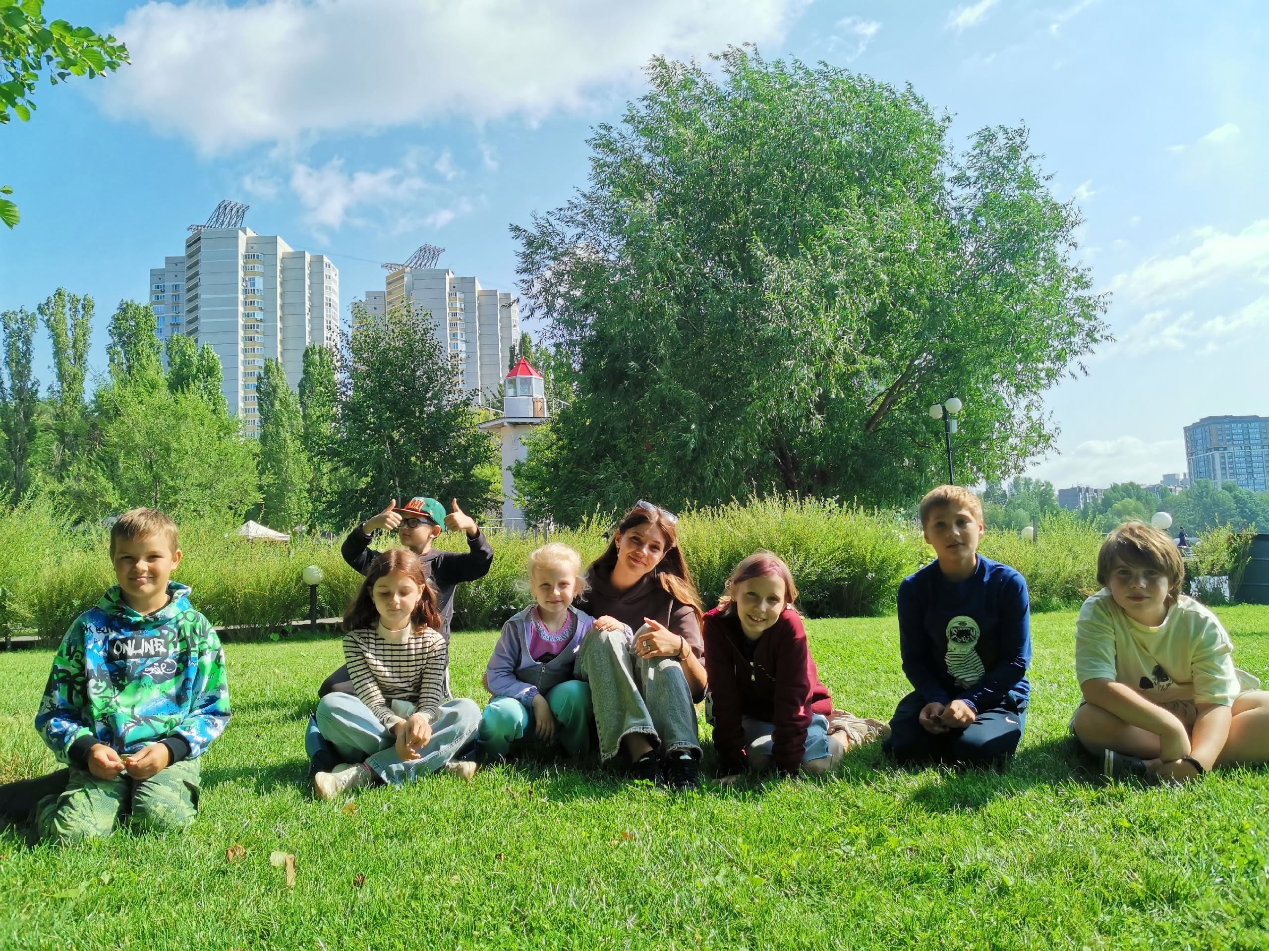 Дети на лужайке в smart-парке Дельфин